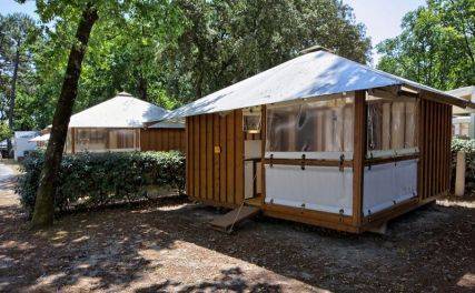 Le camping offre des bungalows à la location