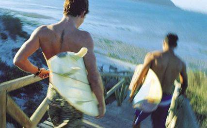 Surfeurs se rendant sur la plage